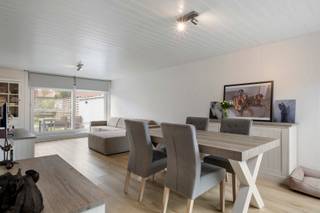 <p><span>In Diksmuide vind je deze volledig gerenoveerde gezinswoning, waar ruimte, comfort en energiezuinig wonen mooi samenkomen. </span></p>
<br />
<p><span>Indeling: </span></p>
<p><span>Op het gelijkvloers kom je via de inkomhal terecht in de lichtrijke leefruimte, een volledig geïnstalleerde keuken met een praktische berging. Daarnaast vinden we nog een inpandige garage, wat zorgt voor extra bergruimte of parkeergemak. </span></p>
<br />
<p><span>Op de eerste verdieping vinden we vier ruime slaapkamers en een badkamer met douche en ligbad. </span></p>
<p><span> </span></p>
<p><span>Buiten geniet je van de zuidgerichte tuin, perfect voor zonnige dagen en lange avonden buiten. </span></p>
<br />
<p><span>Dankzij de aanwezigheid van zonnepanelen en een warmtepomp voldoet de woning aan de hedendaagse normen voor energiezuinig wonen. Zo woon je niet alleen comfortabel, maar ook toekomstgericht! </span></p>
De vermelde prijs betreft een richtprijs, ieder bod boven of onder deze prijs wordt voorgesteld aan de eigenaar.<br />
<p><span>Meer informatie of graag een bezoek? </span></p>
<p><span>Contacteer Bruno via 0496 23 41 26 of </span><span>bruno.vanthuyne@acasa.immo</span><span> </span></p>