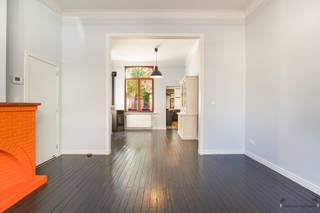<p><span>Welkom in deze aantrekkelijke woning gelegen in het hartje van Hamme, een eigendom dat perfect combineert wat het beste is van klassieke charme met hedendaagse gemakken. </span></p><p><span> </span></p><p><span>Met een bewoonbare oppervlakte van 193 m² biedt deze woning voldoende ruimte voor een gezin of iedereen die van comfortabel wonen houdt.</span></p><p><span> </span></p><p><span>De karaktervolle voorgevel met getuigt van stevige vakmanschap en geeft de woning een warme uitnodigende look.</span></p><p><span> </span></p><p><span>Binnenin ontdekt u een praktische indeling: </span></p><p><span>De leefruimten zijn lichtrijk en open en vloeien naadloos over in elkaar.</span></p><p><span>De keuken is uitgerust met inbouwapparatuur en voldoende werkruimte. </span></p><p><span>De woning beschikt over 3 slaapkamers en een badkamer op het 1e verdiep en een extra zolder, via vaste trap te bereiken, om eventueel nog 2 kamers te creëren.</span></p><p><span>De badkamer is praktisch ingericht met een bad en douche combinatie.</span></p><p><span> </span></p><p><span>Een opvallend kenmerk is de pelletkachel in de woonkamer, die niet alleen een bron van warmte maar ook een visueel hoogtepunt vormt.</span></p><p><span>Naast het alternatief verwarmen, is er eveneens een HR ketel op gas aanwezig, waardoor u zelf kan kiezen welke energiebron u financieel en comfortabel voordeel geeft.</span></p><p><span> </span></p><p><span>De woning beschikt over een aangename buitenruimte met patio en tuin, omgeven door houten schermen die privacy bieden. </span></p><p><span>Parkeren wordt volledig opgelost door de achterliggende private parkeerplaats die bereikbaar is via eigen tuin. </span></p><p><span> </span></p><p><span>Dit is een woning waar kwaliteit, comfort en karakter samenkomen, aangevuld met moderne technieken zoals zonnepanelen met thuisbatterij.</span></p><p><span> </span></p><p><span>Bekijk alvast de virtuele rondleiding en bel ons voor een bezoekje ter plaatse. </span></p>