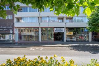 <p>Geef uw onderneming de zichtbaarheid die ze verdient. Deze commerciële ruimte aan De Merodelei 79 bevindt zich op een strategische locatie in Turnhout en biedt een uitstekende bereikbaarheid, veel passage en een professionele uitstraling.</p>
<p>De grote raampartijen aan de voorzijde zorgen niet alleen voor een aantrekkelijke etalagemogelijkheid, maar creëren tevens een aangename werkruimte met veel natuurlijke lichtinval. Hierdoor leent het pand zich perfect voor uiteenlopende professionele activiteiten, zoals een kantoor, adviespraktijk, showroom of boetiek.</p>
<p><strong>Indeling:</strong></p>
<p><strong>Gelijkvloerse verdieping</strong>: Het gelijkvloers omvat een ruime, lichtrijke handels- of kantoorruimte met tal van inrichtingsmogelijkheden. Daarnaast beschikt deze verdieping over een apart toilet.<br /><br /><strong>Entresolvloer</strong>: Op de entresolvloer bevindt zich een extra ruimte die flexibel kan worden ingevuld als bijvoorbeeld een kantoor of vergaderruimte. Een praktische berging zorgt bovendien voor extra opslag- of archiefmogelijkheden. <br /><br />Beide ruimtes zijn voorzien van airconditioning, wat bijdraagt aan een aangenaam werk- en verblijfsklimaat het hele jaar door.</p>
<p><strong>Troeven:<br /></strong>- Centrale ligging aan de De Merodelei<br />- Uitstekende commerciële zichtbaarheid<br />- Grote raampartijen met veel daglicht<br />- Geschikt voor diverse beroepsactiviteiten<br />- Onmiddellijk beschikbaar<br /><br />Direct gelegen nabij het station van Turnhout.<br /><br />Gemeenschappelijke kosten € 120,- per maand.</p>
<p>Of u nu een kantoor, praktijkruimte, showroom of handelszaak wenst uit te baten, dit pand biedt de nodige flexibiliteit om uw activiteiten optimaal te ontplooien.<strong></strong></p>
<p>Interesse in dit pand? Neem gerust contact op voor meer informatie of een bezichtiging ter plaatse.</p>