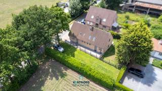 Gelegen nabij het centrum van Deurle, treffen we deze lichtrijke, instapklare halfopen bebouwing aan.

Het huis heeft de volgende indeling: inkomhal met apart gastentoilet, berging/wasplaats, lichtrijke woonkamer met open, ingerichte keuken.

Op de eerste verdieping zijn er twee ruime slaapkamers, een volledig vernieuwde badkamer met lavabo, inloopdouche en toilet.

Verder is er een zolder voor de nodige extra bergruimte.

Buiten is er een grote tuin rondom met nieuw terras en een grote bergruimte/tuinhuis/..
Het aanpalende perceel grond hoort erbij, waardoor er enerzijds de tuin groter geworden is, en anderzijds parkeren veel gemakkelijker is.

Grote troeven hier zijn: lichtrijk, instapklaar, goede bereikbaarheid,...

Renovatieverplichting: neen.

Voor meer informatie of een bezoek kan u contact opnemen met Sander Dejonghe of Evy Dhondt via email: sander@vastgoeddejonghe.be - evy@vastgoeddejonghe.be

Alle dossierstukken kan je terugvinden op onze website: www.vastgoeddejonghe.be