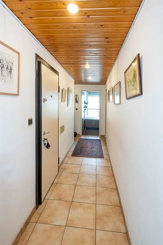 <p><span>Ligging:</span></p><p><span> </span></p><p><span>Appartement (70 m²) op de 3° verdieping van een gebouw met lift, gelegen op de Bisschoppenhof nabij alle voozieningen (winkels, scholen, openbaar vervoer,...) in de directe omgeving en op wandelafstand van het Bisschoppenhofpark en het gemeentepark Bremweide. Ook is er een vlotte verbinding naar het centrum van Antwerpen en naar de oprit van de Ring.</span></p><p><span> </span></p><p><span>Indeling:</span></p><p><span> </span></p><p><span>Inkomhal met veiligheidsdeur, lichte woonkamer met tegelvloer, open keuken en toegang tot het terras vooraan. Open ingerichte keuken, recent totaal gerenoveerde badkamer met inloopdouche en toilet, een bergkast en achteraan 2 slaapkamers waarvan 1 met toegang tot het achterste terras. De terrassen werden recentelijk ook vernieuwde (o.a; vloeren en balustrades).</span></p><p><span>In de kelder is er een individuele ruime berging van 6 m en is er een garagebox beschikbaar wat zeker een pluspunt is wegens de parkeerschaarste in de omgeving. De garagebox dient mee aangekocht te worden (+ € 22.000)</span></p><p><span> </span></p><p><span>Technische kenmerken;</span></p><p><span> </span></p><p><span>EPC Label B (gunstig EPC, geen renovatieplicht), (originele) aluminium ramen met dubbel/enkel glas, achteraan met rolluiken en vliegenhor., collectieve CV op aardgas, dak gebouw geïsoleerd.</span></p>