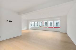 In het hart van Aalst, op slechts enkele meters van de Grote Markt, bevindt zich dit uitzonderlijke luxeappartement van maar liefst 236m². Een unieke combinatie van ruimte, hoogwaardige afwerking en exclusief wooncomfort op een absolute toplocatie, met als absolute blikvanger een riant en bijzonder zonnig terras van 77m².Het appartement beschikt over een ruime inkomhal, een bijzonder royale en lichtrijke leefruimte, een aanpalende eetkamer en een hoogwaardige, volledig uitgeruste keuken. Verder zijn er drie ruime, volwaardige slaapkamers, twee luxueus uitgeruste badkamers, een afzonderlijk gastentoilet met wastafel en twee praktische bergingen. De eerste badkamer beschikt over een dubbele wastafel, ligbad en toilet, de tweede is uitgerust met een dubbele wastafel, inloopdouche en toilet.Het indrukwekkende terras van 77m2 dat zuid en zuidwest is georienteerd vormt een uitzonderlijke meerwaarde en biedt volop ruimte om in alle comfort te genieten van zonnige dagen, gezellige diners en lange zomeravonden.Ook op het vlak van afwerking laat dit appartement niets te wensen over. Er werd gekozen voor hoogwaardige materialen en oog voor detail, van de prachtige parketvloeren tot de zonwerende en geluidsisolerende ramen. Bovendien beschikt het appartement over zes privatieve zonnepanelen met warmtepompen, wat mee bijdraagt aan het bijzonder gunstige EPC-label A.Het gebouw is uitgerust met een lift en combineert het comfort van modern en energiezuinig wonen met een unieke ligging in het bruisende stadscentrum, op wandelafstand van winkels, horeca en alle dagelijkse voorzieningen.Als extra troef bestaat de mogelijkheid om optioneel een garagebox aan te kopen in de Sint-Jorisstraat, op slechts enkele meters wandelafstand van het appartement.Een uitzonderlijke eigendom voor wie op zoek is naar ruimte, luxe en kwaliteit op een van de meest gegeerde locaties van Aalst.