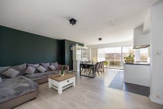 Locatie
Dit lichtrijke en goed onderhouden appartement is gelegen in Boechout, op wandelafstand van tal van winkels, supermarkten en andere voorzieningen langs de grote baan. Dankzij de vlotte bereikbaarheid en centrale ligging geniet u hier van optimaal wooncomfort.

Indeling
Bij het betreden van het appartement komt u in de inkomhal met ingebouwde kast en een apart gastentoilet. Daarnaast bevindt zich een ruime berging/bureau met aansluiting voor was- en droogmachine.
De gezellige, lichtrijke woonkamer met moderne open keuken vormt het hart van de woning en biedt directe toegang tot het eerste zonnige terras.
De badkamer is uitgerust met een ligbad en dubbele wastafel. Achteraan bevinden zich twee volwaardige slaapkamers, waarvan één met rechtstreekse toegang tot een tweede terras.

Momenteel is het appartement gunstig verhuurd aan een fijn gezin, wat het ook interessant maakt als investering. 

Een garagebox is apart aan te kopen voor €25.000.

Troeven
- Centrale ligging nabij winkels en voorzieningen
- Twee zonnige terrassen
- Twee volwaardige slaapkamers
- Interessant als investering
- Garagebox (apart aan te kopen)

Technische gegevens
Lage gemeenschappelijke kosten en gunstig EPC-label B.