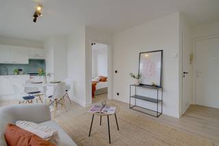 <p><span>Gerenoveerd één-slaapkamerappartement op het gelijkvloers met een ideale ligging en bereikbaarheid. </span></p><p><span>Het appartement beschikt over een woonruimte met open keuken, een volwaardige slaapkamer, ingerichte badkamer en privatieve parking. </span></p><p><span>- conforme elektriciteitsinstallatie </span></p><p><span>- EPC-score van C </span></p><p><span>Vraagprijs: 119.000 euro</span></p><p><span>Voor wie op zoek is naar een betaalbare woonst of een interessante investering met mooi rendement.</span></p>