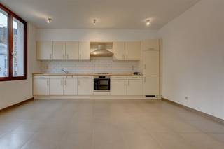 <p><span>Dit </span><span>gezellig appartement</span><span> is gelegen op het Falconplein in centrum Antwerpen. De </span><span>ligging is super rustig en centraal</span><span> met supermarkten, het Eilandje, de Meir, openbaar vervoer,... op wandelafstand.</span></p><p><span>Het appartement is gelegen op de </span><span>eerste verdieping</span><span> en is bereikbaar met de trap. We betreden het appartement via de </span><span>leefruimte met open keuken. </span><span>De keuken beschikt over een ijskast, gasvuur, oven en dampkap. Aan de achterzijde van het appartement zijn de </span><span>twee slaapkamers </span><span>gelegen. Een van deze twee slaapkamers geeft toegang tot het </span><span>aangenaam terras</span><span>. Verder is er nog de badkamer dewelke recent vernieuwd is. Deze badkamer beschikt over een douche, dubbele lavabo, toilet en aansluiting voor een wasmachine.</span></p><p><span>Indeling</span><span>:<br />- lichtrijke woonkamer<br />- open keuken<br />- badkamer<br />- slaapkamer 1<br />- slaapkamer 2<br />- terras</span></p><p><span>Bijzonderheden:</span><span><br />- gemeenschappelijke kosten: forfait 50 euro per maand <br />- nutsvoorzieningen apart </span></p><p><span>-</span><span> beschikbaar vanaf 1 december 2026</span></p><p><span>Ben jij geïnteresseerd in dit appartement te huur in het centrum van Antwerpen, ben je op zoek naar ander vastgoed, een investering of wens je de waarde van jouw eigendom te kennen? Dan ben je bij BOLT Immo aan het juiste adres! Wij helpen jou graag verder.</span></p><p><span> </span></p><p><span> </span></p>