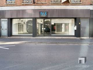 <p><span>Bent u ondernemer, zelfstandige of investeerder en zoekt u een ruim handelspand met bovenliggende woonst aan een bijzonder scherpe prijs? Dit pand biedt een zee aan mogelijkheden voor wie niet terugschrikt van wat opknapwerken en in ruil een mooie meerwaarde wil creëren.</span></p><p><span>Op het gelijkvloers beschikt u over een </span><span>grote, open handelsruimte van ca. 199 m²</span><span>. Achteraan is er op het eerste verdiep nog een bureel van ongeveer 30m².</span></p><p><span>Deze ruimte leent zich perfect voor een </span><span>kleding- of boetiekzaak</span><span>, </span><span>schoonheids- of wellnessconcept</span><span> (schoonheidssalon, kapsalon, nagelstudio, barber, massage, …) of diverse </span><span>dienstverlenende activiteiten</span><span> zoals advieskantoor, verzekeringen, reisbureau, uitzendkantoor, vrije beroepen, enz. Dankzij de open structuur kunt u de indeling volledig afstemmen op uw concept: toonzaal, balie, werkplekken, behandelruimtes, stockage… alles is mogelijk.</span></p><p><span>Boven het handelspand bevindt zich een </span><span>appartement met 2 slaapkamers</span><span>, ideaal als woonst voor de uitbater die werken en wonen praktisch wil combineren. U woont letterlijk boven uw zaak, wat u heel wat tijd en verplaatsingskosten bespaart. Liever extra rendement? Dan kunt u het appartement ook apart verhuren, waardoor dit gebouw uitgroeit tot een interessant </span><span>opbrengsteigendom met dubbele huuropbrengst</span><span> (handel + woonst).</span></p><p><span>Het pand is </span><span>te renoveren</span><span>, maar dat is meteen ook één van de grote troeven: u kunt zowel de handelsruimte als het appartement naar eigen smaak en noden moderniseren. Wie bereid is om te investeren in afwerking en comfort, wordt hier beloond met een bijzonder aantrekkelijk totaalplaatje. De </span><span>vraagprijs van slechts € 295.000</span><span> maakt dit tot een echte opportuniteit in de markt voor wie oog heeft voor potentieel.</span></p><p><span>Extra pluspunt: </span><span>parkeergelegenheid is achteraan te huur</span><span>, wat zowel voor klanten als bewoners een duidelijke meerwaarde betekent. Dit vergroot de commerciële haalbaarheid voor ondernemers die vlot bereikbare handelsruimte belangrijk vinden.</span></p><p><span>Troeven op een rij:</span></p><ul><li><span>Ruim handelspand van ca. </span><span>199 m²</span><span> met open indeling</span></li><li><span>Bovenliggende appartement met </span><span>2 slaapkamers</span></li><li><span>Mogelijkheid tot </span><span>werken en wonen onder één dak</span></li><li><span>Of tot </span><span>dubbel rendement</span><span> via gescheiden verhuur</span></li><li><span>Op te knappen</span><span> pand: ideaal om volledig naar uw hand te zetten</span></li><li><span>Zeer scherpe vraagprijs: € 295.000</span></li><li><span>Parkeergelegenheid te huur</span><span> achteraan</span></li></ul><p><span> </span></p><p><span>Ziet u de commerciële én residentiële mogelijkheden van dit pand? Immo Diest begeleidt u graag van eerste bezoek tot en met de akte, en adviseert u desgewenst ook over het </span><span>huurpotentieel en het rendement</span><span>.</span></p><p><span>Contacteer ons vandaag nog voor meer informatie of een bezoek via<br /><span>www.immodiest.be</span></span><span> of telefonisch op </span><span>013 31 25 22</span><span>.</span></p><p><span>Beter nog, contacteer mij op 0498 52 64 52 of op jan.vanonckelen@immodiest.be</span></p><p><span> </span></p><p><span> </span></p>