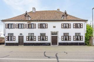 <p><span>Prachtige 18e-eeuwse hoeve in Maasstijl gelegen in de dorpskern van Ophoven op een perceel van 27a50ca, genaamd "Huize Reynders". <br /><br />ALGEMEEN: <br />- Open bebouwing. <br />- Bouwjaar: vermoedelijk dateert de woning uit 1707 en werd deze heropgebouwd na een brand in de 18e eeuw. <br />- Oppervlakte perceel: 27a50ca. <br />- De woning is gelegen in de Maasstraat, dorpskern van Ophoven. Vlakbij de Venlosesteenweg (N78) en op korte afstand van de Maas, Maasplassen en de Nederlandse grens. <br />- Bewoonbare oppervlakte: +/- 400m2. <br />- Gezien het gebouw een erfgoedwaarde heeft, is deze volledig vrijgesteld van de renovatieverplichting.<br />- De woning is voorzien van een pannen dak op houten constructie. <br />- Houten ramen met enkele beglazing. <br />- De woning wordt momenteel verwarmd dmv. kachels. <br />- KI: €1.808 <br />- Huize Reynders is een statig gebouw dat de grandeur van de 18e-eeuwse Maasstijl belichaamt met zijn witgekalkte bakstenen, houten kozijnen en een kenmerkende gepikte plint. Gaaf bewaarde, burgerlijke gebouwen uit deze periode zijn zowel in de Kempen als in het Maasland zeer zeldzaam. <br /><br /><br />INDELING <br />De hoeve werd opgedeeld in een woonhuis en dienstgebouw. <br /><br />-> WOONHUIS: <br /><br />GELIJKVLOERS: <br />- Inkomhal voorzien van een kalkstenen vloertegel met toegang tot alle vertrekken. Hier valt het bepleisterde plafond met zichtbare moer- en kinderbalken meteen op. Deze plafonds werden doorgetrokken doorheen het gehele woonhuis & het bijgebouw. <br />- 2 zitplaatsen aan elke zijde van de gang, voorzien van een taptijt- en linoleumvloer. <br />- Keuken voorzien van een beige tegelvloer. Deze is sumier ingericht met onder- en bovenkasten en een spoeltafel. De keuken is tevens voorzien van een prachtige schouw. <br />- Berging 1: voorzien van een betonvloer en een spoeltafel. <br />- Badkamer voorzien van wandtegels en ingericht met een ligbad en een wastafel. <br />- Berging 2: voorzien van een tegelvloer met toegang tot de kelder. <br />- Gewelfde kelder voorzien van betontegel. <br />- Apart toilet. <br />- Schuur met een uitzonderlijke oppervlakte van +/- 250m2. Te bereiken via de binnen-en buitenzijde. <br /><br />EERSTE VERDIEPING: <br />- Houten trap naar de eerste verdieping. <br />- Nachthal met toegang tot 4 ruime slaapkamers en de zolder. <br />- Zolder: prachtige polyvalente ruimte, nog naar wens in te richten. <br /><br /><br />-> DIENSTGEBOUW: <br />GELIJKVLOERS: <br />- Berging met toegang tot het bijgebouw. <br />- Keuken, sumier ingericht met onder- en bovenkasten en voorzien van een spoeltafel. De keuken biedt tevens toegang tot de kelder. <br />- Leefruimte, opgedeeld in een gezellige zit- en eethoek. <br /><br />EERSTE VERDIEPING: <br />- Trap naar verdieping. <br />- Nachthal met toegang tot de slaapkamer en badkamer. <br />- Badkamer voorzien van een ligbad en wastafel. <br /><br />BUITENRUIMTE: <br />Deze eigendom is gelegen in de dorpskern van Ophoven op een prachtig perceel van 27a50ca. <br /><br />Het pand is geklasseerd als beschermd erfgoed. De bedoeling van een bescherming als monument is het behoud van alle erfgoedelementen aan zowel het exterieur als het interieur. Voor meer informatie hieromtrent, kan u steeds contact opnemen met ons kantoor. </span></p><p><span>De eigendom is deels gelegen in woongebied met landelijk karakter en deels in agrarisch gebied. </span></p>