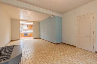 <h3><span>Leuke starters- gezinswoning met 3 slaapkamers, garage voor 3 auto's en gezellige tuin nabij centrum Appels</span></h3><p><span> </span></p><p><span>Bent u op zoek naar een degelijk gebouwde gezinswoning die u volledig naar eigen smaak kan opfrissen of renoveren? Dan is deze goed onderhouden woning beslist een bezoek waard!</span></p><p><span>Dankzij haar uitstekende ligging geniet u van een vlotte bereikbaarheid met scholen, winkels, openbaar vervoer en het centrum van Dendermonde op slechts enkele minuten afstand.</span></p><p><span> </span></p><p><span>De woning beschikt over een gevelbreedte van 8.75 meter en biedt verrassend veel mogelijkheden. Via de ruime inkomhal bereikt u de aangename leef- en woonruimte aan de voorzijde van de woning. </span></p><p><span>Aansluitend bevindt zich de keuken die doorgang biedt naar de grote garage. Achteraan vindt u nog een badkamer en een berging/wasplaats. Vanuit de keuken heeft u rechtstreeks toegang tot het terras en de verzorgde, gezellige tuin. Dankzij de gunstige zuidoostelijke oriëntatie geniet u hier van de zonnige dagen en kunt u tijdens warme zomeravonden heerlijk ontspannen.</span></p><p><span> </span></p><p><span>Op de eerste verdieping bevinden zich twee volwaardige slaapkamers.</span></p><p><span>Via een vaste trap bereikt men de zolderverdieping die kan dienen als derde slaapkamer. </span></p><p><span> </span></p><p><span>Extra troef</span><span>: deze woning komt in aanmerking voor het verlaagde registratierecht van 2% bij aankoop als enige eigen woning (onder voorbehoud van de geldende regelgeving).</span></p><p><span> </span></p><p><span>Een ideale woning voor wie op zoek is naar een uitstekende ligging en de mogelijkheid om een woning volledig naar eigen wensen te moderniseren.</span></p><p><span>Wees er snel bij!</span></p><p><span> </span></p><p><span>Meer informatie of een bezoek ter plaatse? T. 052 55 55 55 - <span>info@immotwins.be</span></span><span> - <span>www.immotwins.be</span></span><span> </span></p>