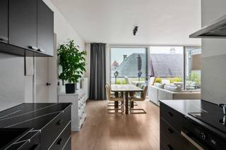 <p><strong>Penthouse appartement in het hart van Antwerpen</strong></p><p>Dit mooie penthouse appartement van 125m² ligt op een toplocatie in Antwerpen en biedt een unieke combinatie van comfort, stijl en ruimte. Met twee slaapkamers, twee badkamers en een open indeling met vloerverwarming creëert dit woonpalet de perfecte balans tussen elegantie en functionaliteit.</p><p><strong>Interieurkenmerken</strong></p><p>Het appartement beschikt over een indrukwekkende woonkamer met parketvloeren en grote schuifpuien die uitkomen op een privéterras van maar liefst 57 m². De moderne keuken is voorzien van inductie kookvuur, oven, koelkast en vaatwasser. Beide badkamers zijn volledig uitgerust met luxe fixtures, waaronder een inloop-/ regendouche.</p><p><strong>Slaapkamers</strong></p><p>De twee slaapkamers bieden volop natuurlijk daglicht. De eerste slaapkamer is perfect als master bedroom, terwijl de tweede ideaal is voor gasten of als thuiskantoor.</p><p><strong>Buitenruimte</strong></p><p>Het omvangrijke terras op het dak is een juweel van dit appartement. Met uitzicht op de stad, is het een ideale plek om te ontspannen, te eten of vrienden en familie te ontvangen.</p><p><strong>Afwerkingskwaliteit</strong></p><p>Dit appartement straalt moderne raffinement uit met warm houten vloeren en mooie meubels. Alle ruimtes zijn voorzien van hoogwaardige afwerkingen en duurzame materialen.</p><p><strong>Gemeenschappelijke lasten</strong></p><p>De gemeenschappelijke lasten bedragen: € 235/ maand.</p>
