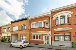 <p><span>Rustig wonen met ruimte, licht en comfort</span><span><br /><br />Op zoek naar een verzorgde woning met een grote tuin en een praktische indeling? Dan is deze woning in het aangename Deurne zeker het ontdekken waard. Dankzij de vlotte bereikbaarheid, nabijheid van winkels en scholen én de combinatie van licht, ruimte en privacy, voel je je hier meteen thuis.</span></p><p><span>Ruimtelijk &amp; lichtrijk gelijkvloers</span><span><br /><br />Je komt binnen via een ruime inkomhal met tegelvloer en voldoende plaats voor fietsen. De grote woonkamer baadt in het licht en is afgewerkt met een lichte laminaatvloer. Via een dubbele deur bereik je de bijzonder ruime keuken, waar het daglicht overvloedig binnenvalt dankzij de veranda en een grote lichtkoepel. De keuken is uitgerust met koelkast, gasvuur, dampkap, spoelbak, vaatwasser en veel kastruimte. Aansluitend vind je de wasruimte met gastentoilet en de verwarmingsketel. Vanuit de veranda geniet je via het grote schuifraam van een prachtig zicht op de tuin.</span></p><p><span>Zonnige ZO -tuin  &amp; privacy</span><span><br /><br />De grote tuin is zuidoost-georiënteerd, onderhoudsvriendelijk aangelegd en geniet van zeer veel zon en privacy – een heerlijke plek om te ontspannen, te tuinieren of gezellig buiten te leven.</span></p><p><span>3 slaapkamers, dressing en badkamer</span><span><br /><br />Op de eerste verdieping kom je via de overloop met authentieke plankenvloer. Hier bevindt zich een ruime master bedroom met planchervloer, twee bijkomende slaapkamers met laminaatvloer (waarvan één ideaal als bureau of kinderkamer), en een dressing met ingemaakte kasten die toegang geeft tot de badkamer. De badkamer is volledig betegeld, geniet van veel natuurlijk licht en is uitgerust met een douche, ligbad en lavabomeubel. Vanuit de kleinste slaapkamer heb je toegang tot het balkon.</span></p><p><span> </span></p><p><span>Wonen in Deurne </span></p><p><span>De woning is gelegen in </span><span>Deurne</span><span>, een buurt die bekendstaat om haar vlotte bereikbaarheid én haar groene longen. Op korte afstand vind je het </span><span>Rivierenhof</span><span>, één van de grootste en mooiste parken van Antwerpen, ligt vlakbij en biedt ruimte voor ontspanning, cultuur en recreatie.</span></p><p><span>Daarnaast woon je hier nabij winkels, scholen en openbaar vervoer, met de autostrade en belangrijke invalswegen vlot bereikbaar. Een ideale combinatie van </span><span>stad, groen en comfort</span><span>.</span></p><p><span> </span></p>