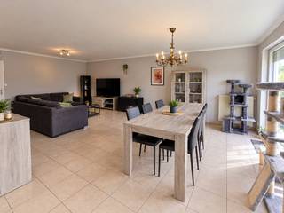 Dit<strong> ruim appartement</strong> beschikt over<strong> twee slaapkamers</strong> en bevindt zich vlakbij het dorpsplein van <strong>Drongen</strong>.<br /><br />Het appartement omvat een inkomhal die toegang biedt tot de lichtrijke woonkamer. De grote raampartijen zorgen voor een <strong>natuurlijke lichtinval</strong> en bieden toegang tot het zonnig en ruim <strong>terras </strong>met zicht op de Drongense kerktoren. Aansluitend bevindt zich de <strong>volledig voorziene keuken</strong> met keukenberging. Verder is er een eerste ruime slaapkamer, en een tweede kleinere slaapkamer die naargelang de woonwensen ook kan dienen als bureau, dressing, hobbykamer, etc. Verder is er nog de badkamer, een aparte berging met aansluiting voor een wasmachine, en een apart toilet. In de kelderverdieping is er nog een<strong> private kelderberging</strong>.<br /><br />Met een gunstig <strong>EPC label B</strong> voldoet het appartement aan de huidige normen. Winkels, openbaar vervoer en diverse andere faciliteiten bevinden zich op wandel- en fietsafstand. Ook het Gentse stadcentrum bevindt zich slechts op zo'n kwartiertje fietsen. <br /><br />Bij het appartement hoort ook een <strong>private autostaanplaats</strong>. Deze is inbegrepen in de maandelijkse huurprijs.<br /><br />De gemeenschappelijke syndicale kosten bedragen €100 per maand. <br /><br />Het appartement is ten laatste beschikbaar op 15/01/2027.<br /><br />Interesse in dit ruim appartement met terras en autostaanplaats op een <strong>toplocatie</strong> te Drongen? <strong>Contacteer Gijs</strong> via gijs@convas.be voor een bezoek ter plaatse.