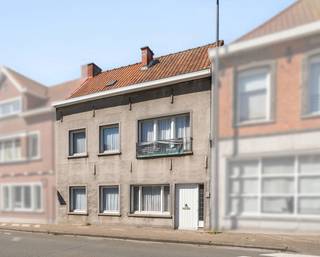 Ruime, te renoveren woning in het volle stadscentrum in de directe omgeving van winkels, scholen, openbaar vervoer.... alles op wandelafstand!<br /><br />Deze rijwoning met een koer/terras van ca 20 m² heeft een ruime bewoonbare oppervlakte: in 1981 werden twee woningen tot één woning samengevoegd. <br /><br />Huidige INDELING van de woning: <br /><br />GELIJKVLOERS: inkom met vestiaire en toilet, leefruimte, keuken met ontbijthoek en toegang tot de koer. Vanuit de keuken is ook de voorraadkelder toegankelijk en de aparte berging/wasplaats. <br /><br />VERDIEPING: 3 ruime slaapkamers en badkamer (toilet, lavabo en ligbad)<br /><br />Er is een VASTE TRAP naar een hoge ZOLDERRUIMTE die bijkomend kan worden ingericht.<br /><br />(gedeeltelijk met AI gegenereerde beelden)