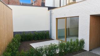 Dit <strong>gelijkvloers nieuwbouwappartement</strong>, recent opgeleverd binnen het BEN-project “<em>Het Perron</em>”, combineert comfortabel wonen met een uitstekende ligging aan het station, de fietsostrade en op wandelafstand van het centrum van Beveren.<br /><br />Het appartement beschikt over een <strong>bewoonbare oppervlakte van 70m²</strong> en omvat <strong>één volwaardige slaapkamer</strong>. De aangename leefruimte geeft uit op het <strong>ruime terras van 9m²</strong>, dat <strong>afgebakend is met een haagje</strong>, waardoor u in alle privacy kan genieten van het buitenleven. De terrassen en tuintjes van de gelijkvloerse appartementen zijn bovendien gelegen in een grote, afgesloten gemeenschappelijke tuin, wat zorgt voor een groene, rustige en veilige woonomgeving.<br /><br />De <strong>volledig ingerichte keuken</strong> is voorzien van alle nodige toestellen (koelkast met diepvriesvak, combi-oven, vaatwasmachine, inductiekookvuur,..) en combineert functionaliteit met een hedendaags design.<br /><br />Op technisch vlak is het appartement uitgerust met <strong>vloerverwarming</strong>, een <strong>energiezuinige warmtepomp</strong>, <strong>zonnepanelen</strong> en een <strong>ventilatiesysteem type D</strong>, wat garant staat voor een aangenaam binnenklimaat, een laag energieverbruik en maximaal wooncomfort.<br /><br />Dankzij het <strong>BEN-label (E-peil max. E10)</strong> woont u hier bijzonder energiezuinig en toekomstgericht. Dit vertaalt zich niet alleen in lagere energiekosten, maar ook in <strong>financiële voordelen</strong>, zoals <strong>100% korting op de onroerende voorheffing gedurende 5 jaar</strong>.<br /><br />Daarnaast beschikt het project over een <strong>volledige ondergrondse parking</strong>, rechtstreeks toegankelijk vanuit het gebouw, met <strong>autostaanplaatsen, kelderbergingen en fietsenstallingen</strong>.<br /><br />Dit appartement komt bovendien in aanmerking voor de <strong>6% BTW*-regeling voor eigen bewoning</strong>.<br />Ook is het een interessante opportuniteit met <strong>6% BTW* voor investeerders</strong>! Geniet van een verlaagd BTW-tarief mits <strong>15 jaar verhuur</strong>, wat zorgt voor een lagere instap en een aantrekkelijk rendement op lange termijn.<br />(*mits voldaan wordt aan de wettelijke voorwaarden)<br /><br />Bent u op zoek naar een instapklaar, energiezuinig, knus, gelijkvloers appartement met een privatief terras, moderne technieken en een groene gemeenschappelijke tuin op een topligging?<br />Graag laten we u dit appartement persoonlijk ontdekken. Neem gerust contact met ons op voor bijkomende informatie of een bezoek via verkoop@homevast.be of tel. 03 344 77 44.