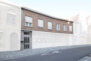 <span><span>In het hart van <strong>Diksmuide</strong>, op wandelafstand van winkels, scholen, openbaar vervoer en horeca, bevindt zich dit ruime appartement met <strong>drie slaapkamers</strong>.<br /><br />Het appartement biedt een lichtrijke woonkamer met grote ramen, toegang tot een ruim <strong>terras </strong>en een gezellig uitzicht op het centrum. De aparte keuken en badkamer zijn eenvoudig ingericht, maar praktisch in gebruik. Dankzij de drie slaapkamers is dit appartement ideaal voor een gezin, of wie extra ruimte zoekt voor een bureau of hobby.<br /><br />Verder beschikt het appartement over een kleine berging en een apart toilet.<br /><br /><u>Troeven:</u></span></span>
<ul>
	<li><span><span>Centrale ligging in Diksmuide;</span></span></li>
	<li><span><span>3 slaapkamers;</span></span></li>
	<li><span><span>Lichtrijke leefruimte;</span></span></li>
	<li><span><span>Snel beschikbaar.</span></span></li>
</ul>
<span><span>Bent u op zoek naar een betaalbaar en ruim appartement in het centrum van Diksmuide? Neem dan zeker contact met ons op voor meer informatie of een bezoek.</span></span>