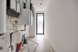 <p>If you are looking for a move-in ready new build home in Hasselt that combines energy efficiency, contemporary design and premium finishes, this beautiful BEN home in Zestienbundersstraat is well worth discovering. This modern terraced home has been completed to a high standard, fully painted and is ready for immediate occupation.</p><p>Its timeless architecture with a flat roof, warm brick façade and large windows creates bright, welcoming living spaces filled with natural daylight. The living area enjoys pleasant views of the beautifully landscaped southeast-facing garden, creating a seamless connection between indoor and outdoor living.</p><p>The ground floor offers a spacious living room, an open-plan kitchen, a practical utility room and an integrated garage providing both secure parking and additional storage space.</p><p>On the first floor, you will find four bedrooms, making this property ideal for families, home working or guest accommodation. The contemporary bathroom is fully tiled and fitted with a bathtub, separate walk-in shower and double vanity unit.</p><p>The outdoor area has been finished with the same attention to detail. The landscaped terrace, newly seeded lawn, hedges and fencing create a private garden where you can relax, entertain family and friends or let children play safely.</p><p>Designed according to the latest energy standards, this BEN home features a heat pump, D ventilation system, high-quality insulation and an excellent E-level. These features ensure exceptionally low energy consumption, excellent indoor comfort and lower running costs.</p><p>The property is located in the quiet residential Zestienbundersstraat in Hasselt, close to schools, shops, public transport and recreational facilities. Hasselt city centre and the main access roads are easily reached, allowing you to enjoy peaceful surroundings without compromising accessibility.</p><p>Eligible buyers may also benefit from the reduced 6% VAT rate, subject to the applicable legal conditions.</p><p>Would you like to experience the quality and comfort of this exceptional new build home? Contact us today for more information or to arrange a viewing.</p>