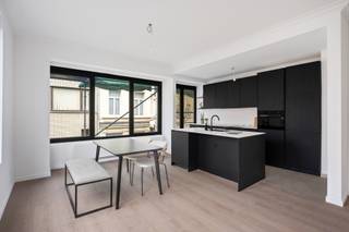 <p><strong>Hoek vol licht, stijl en comfort: welkom in de Duinstraat!</strong><br />Dit knappe hoekappartement van 99 m² – pal naast het Van Goghplein – is volledig vernieuwd, superlicht en afgewerkt met oog voor detail.</p>
<p>Dankzij de betonstructuur zit je hier stevig, letterlijk en figuurlijk.</p>
<p>De leefruimte baadt in het daglicht dankzij de grote raampartijen op de hoek.<br />De zwarte, strak ontworpen keuken met eiland maakt meteen indruk. Verder zijn er twee comfortabele slaapkamers, een stijlvolle badkamer met inloopdouche, een apart toilet en een handig terras aan de achterzijde- perfect voor een koffie in de zon of een avondje relaxen.</p>
<p>Ideaal als eigen stek of een slimme investering.<br />Bezoekje plannen? Je weet ons te vinden!<br /><br />Troeven:<br />- Elektrische keuring conform<br />- Hoekligging = veel licht<br />- Stad, sfeer &amp; stijl om de hoek<br /><br />Wg, Vkr, Gvv, Gmo, Geen overstromingsgevoelig gebied</p>