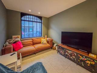 In het centrum van Diksmuide huisvest deze gerenoveerde woning (2022) met alle alle comfort en volgende indeling:GELIJKVLOERS:Inkomhal - open en...