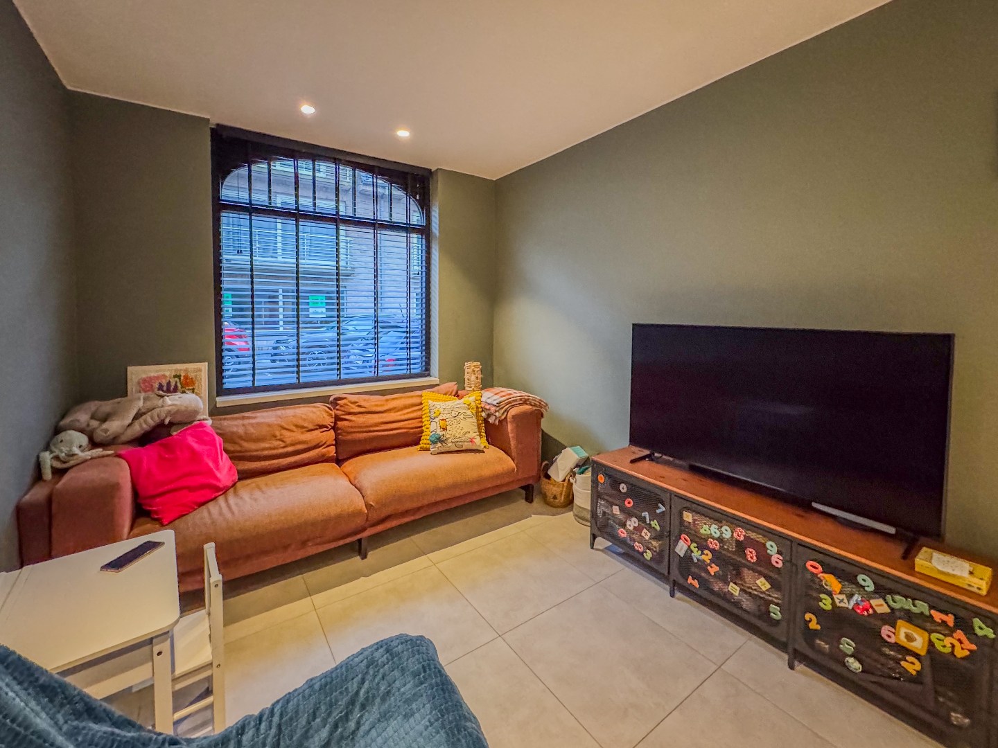 Woning met 3 slaapkamers, garage en gezellig stadstuintje met berging. - foto 2