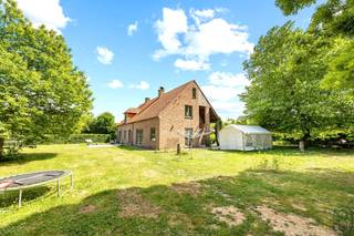 PROPRIÉTÉ UNIQUE située dans un cadre de tranquillité et de vie privée, dans un ENVIRONNEMENT SPLENDIDE sur plus de 1 hectare de terrain...