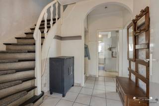 <p><span>Deze verzorgde en ruime gezinswoning met maar liefst 228 m² bewoonbare oppervlakte is gelegen op een perceel van 5 are 25 centiare, nabij het centrum van Zonhoven. Dankzij de gunstige ligging, de ruime indeling en de verschillende uitgevoerde renovaties is dit een woning met heel wat troeven.</span></p><p><span> </span></p><p><span>De woning werd gebouwd in 1953 en doorheen de jaren op belangrijke punten gemoderniseerd. Zo werd onder meer in 2015 het dak vernieuwd en voorzien van 16 cm isolatie, werden nieuwe Velux-dakramen geplaatst en zijn de dakgoten uitgevoerd in zink. Verder werd de woning voorzien van een nieuwe Vaillant-gasketel in 2019, spouwisolatie en 21 zonnepanelen met omvormer in 2022 en recent ook elektrische rolluiken in 2024.</span></p><p><span> </span></p><p><span>Deze investeringen zorgen mee voor een gunstig EPC-label B, waardoor de woning niet alleen ruim en comfortabel is, maar ook op energetisch vlak een mooie score behaalt.</span></p><p><span> </span></p><p><span>Bij het binnenkomen wordt u verwelkomd in een aangename inkomhal. Van hieruit bereikt u de ruime leefruimte, die dankzij de grote raampartijen geniet van een aangename lichtinval. De gezellige zithoek vormt een mooie centrale leefruimte voor het hele gezin. Verder beschikt het gelijkvloers over een keuken, praktische berging/wasplaats, apart toilet en een ruime inpandige garage. Deze garage biedt niet alleen plaats voor de wagen, maar zorgt eveneens voor extra opslagmogelijkheden op de zolder.</span></p><p><span>Op de eerste verdieping bevinden zich drie slaapkamers en een badkamer. Via de badkamer is er toegang tot de ruime zolder op de tweede verdieping. Deze ruimte biedt nog interessante uitbreidingsmogelijkheden en kan, mits de nodige inrichting, worden ingericht als één à twee bijkomende slaapkamers, een hobbyruimte, bureau of polyvalente ruimte.</span></p><p><span>Ook buiten heeft deze woning heel wat te bieden. De ruime en volledig omheinde tuin is ideaal voor gezinnen, kinderen en huisdieren en biedt de nodige privacy. Daarnaast is er langs de woning parkeergelegenheid voorzien.</span></p><p><span> </span></p><p><span> </span></p><p><span>Belangrijke troeven:</span></p><p><span>- Ruime instapklare gezinswoning</span></p><p><span>- Asbestveilig</span></p><p><span>- Elektrische installatie conform</span></p><p><span>- Gunstig EPC-label B met unieke code 20260818-0003932016-RES-1</span></p><p><span> </span></p><p><span>De woning bevindt zich tevens nabij het centrum van Zonhoven, waardoor winkels, scholen en andere dagelijkse voorzieningen vlot bereikbaar zijn. Ook voor pendelaars is de ligging interessant dankzij de snelle verbinding richting E314, Hasselt en Houthalen.</span></p><p><span> </span></p><p><span>Interesse opgewekt? Voor meer informatie of een bezoek ter plaatse, aarzel niet om ons te contacteren via 011 199 991 of info@janssenenjanssen.be</span></p>