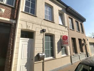 Deze leuke rijwoning vinden we terug in de Casselstraat in Poperinge, die de verbinding vormt tussen de Grote Markt en de ring. Alle...