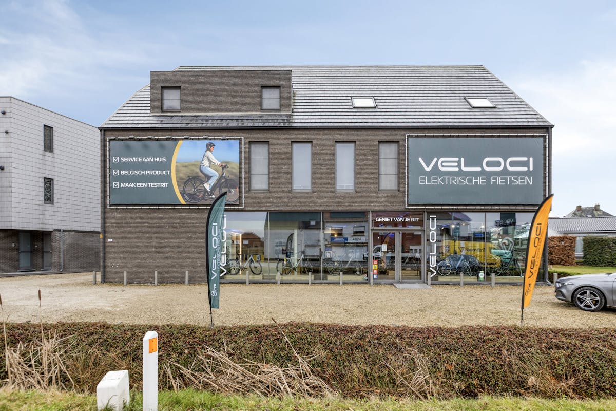 Modern commercial property for sale on a prominent location with parking — 273 m² - photo 1