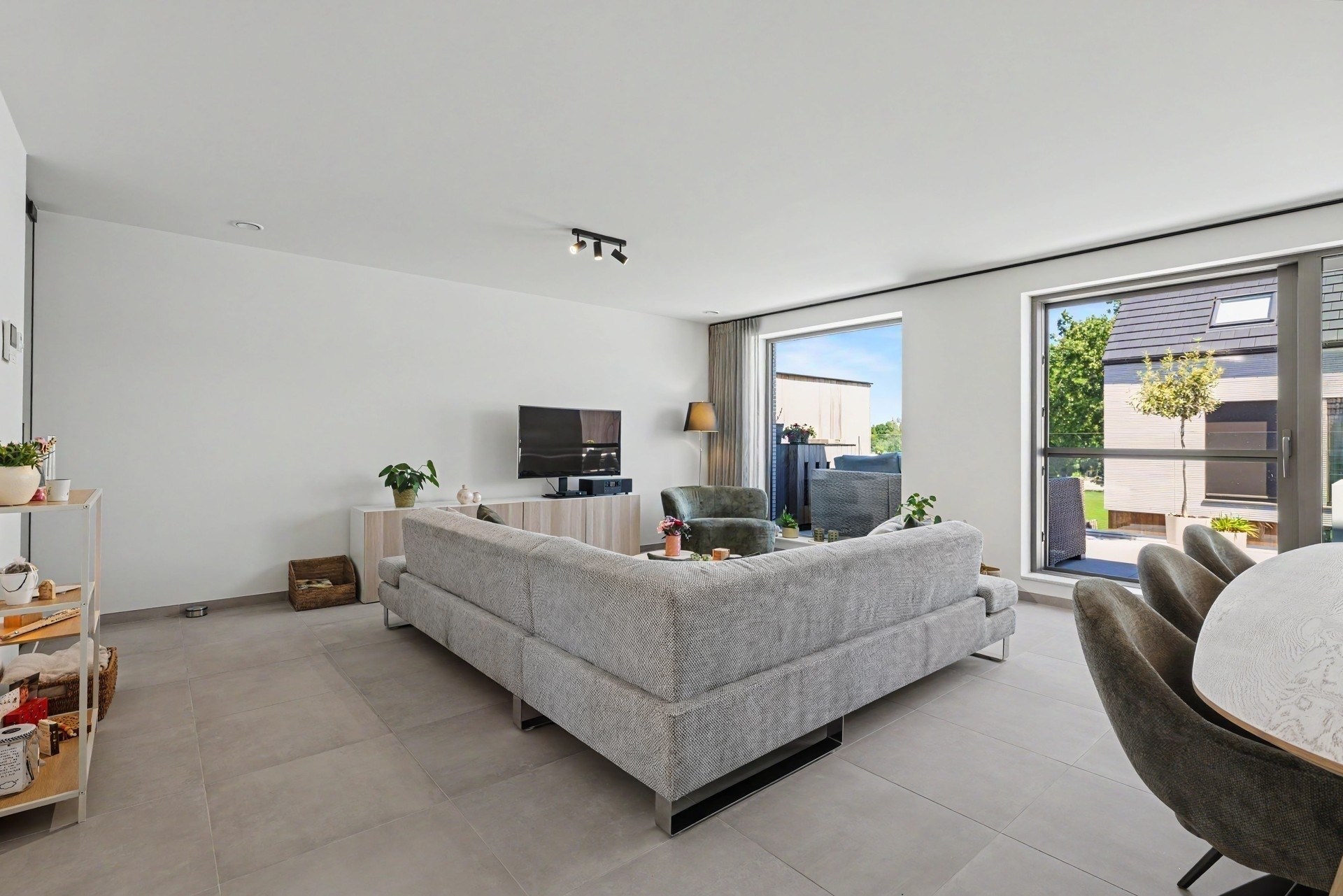 Ruime triplex woning met 3 slaapkamers en 2 parkeerplaatsen nabij het centrum van Stekene (159m²) - foto 4