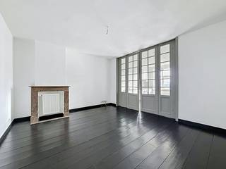 Troisième étage :<br />- espace de vie sur parquet avec cheminée authentique<br />- cuisine avec plaque vitrocéramique, hotte, réfrigérateur, four et de nombreux rangements.<br />- à côté de la cuisine se trouve la salle de bain avec douche, uniquement lavabo, meuble, sèche-serviettes et toilettes<br />- chambre d'environ 9 m² sur parquet<br /><br />Détails : <br />- ÉPC : C<br />- compteurs séparés pour le gaz, l'eau et l'électricité, 15 euros/mois de frais communs<br />- disponible immédiatement<br /><br />(ré) acheter ou (louer) louer ?<br />Si vous avez des questions, vous pouvez toujours nous contacter !<br />Dewaele
