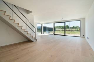 Exclusieve NIEUWBOUW DRIE-GEVELVILLA afgewerkt in duurzame materialen, 3-4 slaapkamers met dressingruimte, domotica en overal massieve eikparket. <br /><br />Gelegen in een rustig doodlopend straatje vindt u deze unieke koppelbouw.<br />Bruto woonoppervlakte > 224m² | carport 18m²| zuid-west gelegen | domotica (loxone)| laadpaal | overal vloerverwarming | overal airco<br />Overal designverlichting. E28 werd vooropgesteld. Dit is linkerwoning. <br /><br />De ruime inkomhal verwelkomt u met brede massieve eiken parketvloeren.<br />Hoge pivoterende deuren en elegante stalen deuren (www.anywaysdoors.be) zorgen voor stijlvolle overgangen tussen de leefruimtes.<br />Grote glaspartijen bieden een naadloze verbinding met de tuin en optimaal lichtcomfort.<br />De polyvalente 4de ruimte, akoestische afgesloten, is perfect als bureau of hobbyruimte.<br /><br />De luxueuze keuken met hoogwaardige toestellen is inbegrepen maar wordt na aankoop geplaatst, volledig naar uw smaak.<br />Aansluitend is er een extra ruimte naast de keuken en een berging/technische ruimte. De woning beschikt over een Wolf warmtepomp<br />(6 kW) en airco: 6 binnenunitis en 2 buitenunits (slaapkamers, badkamer, living en polyvalente ruimte)<br /><br />Op de verdieping bevinden zich 3 zeer ruime slaapkamers, elke met dressingruimte, een tweede apart toilet en een royale, luchtige nachthal.<br />De badkamer is uitgerust met een inloopdouche met mortexafwerking, een designbad en een elegant lavabomeubel, design bad en lavabomeubel.<br /><br />De tuin biedt namiddag -en avondzon.<br />Verkoop onder registratie op de grond en 21% btw op de constructie. <br /><br />Alle materialen zijn zorgvuldig geselecteerd voor een uitzonderlijke woonkwaliteit en een hoog coocoongehalte voor de veeleisende bewoner. <br /><br />Reserveer uw persoonlijke rondleiding met Nik en geniet van dit hoogstaand woonconcept op centrale ligging.<br />Bel nu op 051 62 40 40<br />
