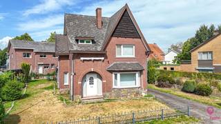 <p><span>Bij ImmoFusion 7/7 “open huis” : klik op onze 3D-TOUR.</span><br /><span>Ervaar vastgoed alsof je er zelf doorloopt!</span></p>
<p><span>Welkom in deze ruime gezinswoning gelegen in de Kerkstraat 10 te Houthalen-Helchteren. Deze woning biedt bijzonder veel leefruimte, een praktische indeling en tal van mogelijkheden om er helemaal uw eigen thuis van te maken. Met drie ruime slaapkamers, twee badkamers, een grote veranda, een mooie omheinde tuin en een garage beschikt deze woning over heel wat troeven. Dankzij de verschillende leefruimtes en de grote afmetingen is dit bovendien een woning met potentieel voor wie ruimte en mogelijkheden belangrijk vindt.<br /></span></p>
<p><span>Bij het binnenkomen betreedt u de inkomhal met de trap naar de bovenverdieping meteen aan de linkerzijde. Vanuit de hal komt u rechtstreeks in de bijzonder ruime living. De grote leefruimte biedt voldoende plaats voor een comfortabele zithoek en een ruime eetkamer, waardoor hier een aangename centrale leefruimte ontstaat voor het hele gezin.<br /></span></p>
<p><span>Verder rechtdoor in de inkomhal bevindt zich een extra tussenkamer. Deze polyvalente ruimte kan perfect ingericht worden als bureau, speelkamer, hobbyruimte of eventueel als rustige werkplek. Zo krijgt u meteen een extra ruimte die flexibel kan worden ingevuld volgens uw eigen behoeften.<br /></span></p>
<p><span>Achteraan de woning bevindt zich de keuken. Hoewel deze vandaag wat verouderd is, biedt ze een mooie basis om volledig naar eigen smaak en wensen te moderniseren. De keuken staat rechtstreeks in verbinding met de grote veranda. Deze ruime veranda vormt een bijzonder aangename extra leefruimte met veel mogelijkheden: een gezellige zithoek, eetruimte, hobbyruimte of plaats om het hele jaar door van de tuin te genieten. </span><span>Via de veranda bereikt u achteraan de woning nog een grote extra badkamer en een aparte, ruime waskamer. De aanwezigheid van deze bijkomende ruimtes zorgt voor heel wat praktisch comfort en mogelijkheden.</span></p>
<p><span>Op de bovenverdieping bevinden zich drie ruime slaapkamers. Alle kamers bieden voldoende plaats voor een volwaardig bed, kasten en verdere inrichting. Daarnaast beschikt de verdieping over een tweede badkamer, wat zorgt voor extra comfort en privacy voor het gezin.</span></p>
<p><span>Ook buiten heeft deze woning heel wat te bieden. De mooie, volledig omheinde tuin vormt een aangename plek om te ontspannen, kinderen te laten spelen of gezellig samen te genieten van het buitenleven. De garage zorgt bovendien voor extra bergruimte en parkeermogelijkheid.</span></p>
<p><span>De woning is gelegen in de Kerkstraat in Helchteren, op korte afstand van het centrum en verschillende dagelijkse voorzieningen. In de omgeving bevinden zich onder meer winkels, horeca, scholen en openbaar vervoer. Ook de verbindingen richting de E314 zijn vlot bereikbaar, waardoor zowel Genk, Hasselt als andere Limburgse steden gemakkelijk bereikbaar zijn.</span></p>
<p><span>Deze ruime woning is dan ook een interessante opportuniteit voor wie op zoek is naar veel leefruimte, een grote tuin en vooral een woning die nog volledig naar eigen smaak kan worden ingericht.</span></p>
<p><strong><span>Pluspunten:<br /></span></strong>- Zeer ruime woning<br />- 3 ruime slaapkamers<br />- 2 badkamers<br />- Grote veranda als extra leefruimte<br />- Mooie omheinde tuin<br />- Perceelbreedte van 20m<br />- Garage aanwezig<br />- Keuken met mogelijkheden om naar eigen smaak te vernieuwen</p>
<p><span>Voor een bezichtiging ter plaatse of meer info, bel ons op 078/78.78.70, of kom gewoon binnen op ons kantoor, steeds welkom!</span></p>