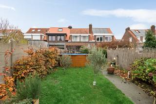 Deze centraal gelegen woning, in een rustige doodlopende straat, ligt op wandelafstand van het bruisende stadscentrum van Lier.<br /><br />Bij het binnenkomen word je verwelkomd in een gezellige, lichtrijke woonkamer met open keuken. Deze is uitgerust met alle nodige toestellen met name een Amerikaanse koelkast, combi-oven, Smeg vuur, spoelbak en vaatwasser. <br />Verder is er naast de keuken een praktische berging met aansluiting voor wasmachine en droogkast. Het gelijkvloers heeft tevens een apart toilet.<br /><br />De woning beschikt verder over 3 comfortabele slaapkamers (14m²/10m²/4m²) en een praktische badkamer.<br />De badkamer is voorzien van een bad, douche, handenwasser en toilet.<br /><br />Bijkomend is er een kelder (8m²) en een zolder (18m²) die perfect dienstdoet als extra opslagruimte.<br /><br />De aangename tuin met terras is Zuidwest gericht,  waar het aangenaam vertoeven is tijdens de zomermaanden.<br /><br />Tot slot heeft deze woning een privatieve oprit.<br /><br />Kortom, een aangename functionele woning op een toplocatie!<br /><br />Pluspunten:<br />+ Gunstige doch rustige ligging<br />+ 3 Slaapkamers<br />+ Open keuken<br />+ Zolder<br />+ Kelder<br />+ EPC label C<br />+ Leuke tuin<br />+ Privatieve oprit<br /><br />Interesse in deze centraal gelegen woning met leuke stadstuin? Neem dan contact op met VB Vastgoed via het nummer 03 337 50 70 of per mail via info@vbvastgoed.be.