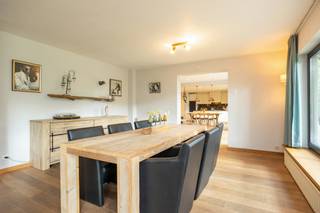 <p><strong>Karaktervolle villa met 5 slaapkamers op uitzonderlijk perceel van 2.865 m² in residentiële woonomgeving te Turnhout. Epc 270 kWh/m² (C), EK conform!</strong></p>
<p><strong>Ligging</strong>; Gelegen in de gegeerde en bosrijke Kampheidelaan op de grens tussen Turnhout en Ravels, geniet deze eigendom van rust, privacy en bereikbaarheid. De omgeving wordt gekenmerkt door vrijstaande woningen op ruime percelen, omgeven door groen en natuur. Winkels, scholen, openbaar vervoer en belangrijke verbindingswegen op korte afstand.<strong> </strong></p>
<p><strong>Indeling: -1: </strong>Kelder <strong>0:</strong> hal, vestiaire, toilet, woonkamer, eetkamer, keuken, 2 slpk, 2 badk, bureau. <strong>+1:</strong> 3 slpk, polyvalente ruimte. <strong>Buiten: </strong>Carport, tuinhuis.<br /><br /><strong>Omschrijving: </strong>Via de royale inkomhal met vestiaire en gastentoilet krijgt u meteen een eerste indruk van het open karakter van deze woning. Grote raampartijen zorgen doorheen de woning voor een aangename lichtinval en een mooi zicht op het omliggende groen. De ruime woonkamer op parketvloer en authentieke open haard vormt samen met de eetkamer een gezellige leefomgeving. Aansluitend bevindt zich de open leefkeuken met o.a. een luxe Falcon 5 pits gasfornuis en kookeiland, voldoende kastruimte en een gezellige ontbijthoek met pelletkachel. Verder beschikt het gelijkvloers over een bureau, een ruime master bedroom met ensuite badkamer en een tweede slaapkamer met badkamer, waardoor gelijkvloers wonen perfect mogelijk is. Op de verdieping bevinden zich drie volwaardige slaapkamers, en een polyvalente ruimte die kan worden ingericht als dressing, bureau of extra badkamer.</p>
<p>Rondom de woning geniet u van een prachtige grote tuin met zuidwest oriëntatie, volwassen bomen, een moestuin, meerdere terrassen en optimale privacy.</p>
<p>De voorbije jaren werden belangrijke renovaties uitgevoerd, waaronder een vernieuwd en geïsoleerd dak, nieuw buitenschrijnwerk en spouwmuurisolatie. Daarnaast beschikt deze woning over een praktische kelder.</p>
<p><strong>Troeven: <br /></strong>- Perceel van 2.865 m²<br />- Residentiële ligging in de gegeerde Kampheidelaan<br />- 5 slaapkamers - 2 badkamers<br />- Mogelijkheid tot extra badkamer of dressing<br />- Vernieuwd en geïsoleerd dak<br />- Vernieuwd buitenschrijnwerk<br />- Diverse energetische verbeteringen uitgevoerd<strong><br /></strong>- Gelijkvloers wonen mogelijk<br />- Privacy en groenbeleving<br /><br /><strong>Een ideale gezinswoning voor wie ruim, comfortabel en groen wil wonen!</strong><br /><br />Bijzondere informatieplicht: in aanvraag.</p>
<p><strong> </strong></p>
<p><strong> </strong></p>
<p><strong> </strong></p>
<p><strong> </strong></p>
<p><strong> </strong></p>
<p><strong> </strong></p>
<p><strong> </strong></p>
<p><strong> </strong></p>
<p></p>