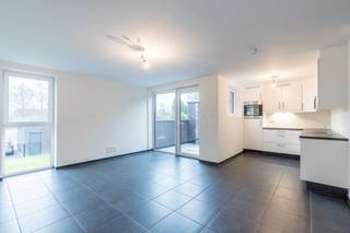 Instapklaar energiezuinig appartement, gelegen in het centrum van Onze-Lieve-Vrouw Olen, op wandel - / fietsafstand van winkels, openbaar vervoer, scholen, station, ..., en met een vlotte verbinding naar de omliggende gemeentes Geel, Westerlo, Herentals en Kasterlee, alsook de E313 en de E34.<br /><br />Dit appartement op de 1ste verdieping is bereikbaar met lift of trap en bestaat uit een woonkamer met volledig uitgeruste open keuken (vaatwas, koelkast, combi-oven, keramische kookplaat en dampkap), berging / wasplaats, apart toilet, nachthal, 3 slaapkamers, badkamer met inloopdouche en dubbele lavabo, en 2 terrassen.<br /><br />Achter het gebouw bevindt er zich een autostaanplaats.<br /><br />Het betreft een energiezuinige appartement met vloerverwarming op aardgas, ventilatiesysteem type C+ en regenwaterrecuperatie. <br /><br />Huurprijs: €920/maand | beschikbaarheid: 01/12/2026 | EPC: 49 kWh/m² (label A)
