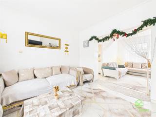 Aan de Vlaams-Waalse grens vinden we in Ezemaal deze ruime gezinswoning op een perceel van 5a 67ca.Dankzij de ligging aan het treinstation is er een...