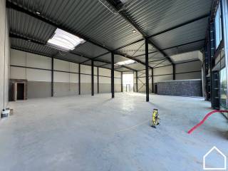 Moderne KMO-unit met uitstekende bereikbaarheid en een totale oppervlakte van 456m².Op slechts 10 minuten rijden van Ieper bevindt zich deze...