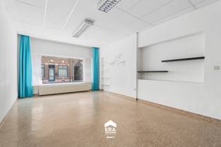 Gelegen in het bruisende centrum van Maaseik biedt dit karaktervolle pand een unieke kans voor wie op zoek is naar een renovatieproject met tal van mogelijkheden. Dankzij de centrale ligging bevinden winkels, horeca, scholen en alle dagelijkse voorzieningen zich op wandelafstand.<br /><br />Het gebouw, dat dateert uit 1942, deed dienst als schoolgebouw en vormt vandaag de ideale basis voor een nieuwe invulling. Met een perceel van 281 m², hoge plafonds en een gezonde, traditionele draagstructuur biedt dit pand alle troeven om een bijzonder woon- of investeringsproject te realiseren. Dankzij de ligging in woongebied zijn de mogelijkheden uiteenlopend: een ruime gezinswoning, een combinatie van wonen en werken of een opsplitsing in meerdere wooneenheden behoren allemaal tot de opties. Bovendien is centrale verwarming op gas reeds aanwezig, wat een mooie meerwaarde vormt bij de renovatie. <br /><br /><strong>Eén solide basis, talloze mogelijkheden</strong>.<br /><br />Enkele troeven:
<ul><li><strong>Hoge plafonds</strong> – Zorgen voor een ruimtelijk gevoel en versterken het karakter van de woning.</li><li><strong>Toplocatie in hartje Maaseik</strong> – De markt, winkels, horeca en de Maas bevinden zich op wandelafstand.</li><li><strong>Authentieke charme</strong> – Karaktervol gebouw met een unieke uitstraling. </li><li><strong>Veel potentieel</strong> – Ideaal om volledig naar eigen smaak en wensen te renoveren en in te richten.</li></ul>
Bent u op zoek naar een pand met karakter, een uitstekende ligging en heel wat toekomstpotentieel? Neem dan contact op met Sarah en plan een bezoek. Ontdek zelf de mogelijkheden die dit unieke pand te bieden heeft.