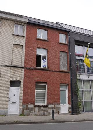 Deze woning heeft onlangs een nieuw dak (uiteraard met isolatie) gekregen. Ramen en cv zijn bruikbaar (hoewel een HR brander meer rendement zal geven). Keuken & badkamer, alsmede de vloer kan een opfrisbeurt verdragen.<br />Er zijn 2 hele grote kamers op de verdieping vooraan 1 & 2; achteraan is er een 2 persoonskamer, op het 1e en een 1 persoonskamer op het 2e.<br />De kelder wordt niet gebruikt, hoewel dit met luik en piston met afstandbediening perfect mogelijk is.<br />Attesten zijn in aanvraag. Door het nieuwe dak zou de EPC maximaal D. kunnen zijn.<br />Electro is vernieuwd doch bij het plaatsen van nieuwe keukentoestellen heb je toch opnieuw te laten controleren.<br />Tip, door het sanitair naar boven te verhuizen wordt er terug een koertje gemaakt, interessant voor de vuilnisbak.<br /><br /><br />Ideaal voor de studerende kroost in onder te brengen.