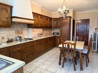 De woning beschikt over 3 slpks, ruime woonkamer, keuken, badkamer met ligbad, inpandige garage, bergzolder en kelder van maar liefst 88 m² op...