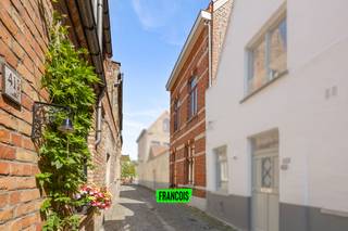 Deze volledig gerenoveerde stadswoning bevindt zich in de Kleine Nieuwstraat, een rustige straat op wandelafstand van de Langerei en in het historische centrum van Brugge. Dankzij de centrale ligging bevinden winkels, openbaar vervoer en belangrijke invalswegen zich binnen handbereik.<br /><br />Bij het binnenkomen komt u terecht in de inkomhal met praktische bergruimte. Aansluitend bevindt zich de lichtrijke leefruimte met open, volledig uitgeruste keuken. Via de grote raampartijen heeft u toegang tot het zuidgerichte terras.<br /><br />Op de eerste verdieping bevinden zich een slaapkamer met ingebouwd bureau, een badkamer uitgerust met een inloopdouche en dubbel lavabomeubel, evenals een afzonderlijk toilet. Via de vaste trap bereikt u de tweede verdieping, waar een ruime tweede slaapkamer werd ingericht.<br /><br />De woning werd bovendien energiezuinig afgewerkt en beschikt onder meer over een warmtepomp, vloerverwarming, ventilatie met warmterecuperatie, zonnepanelen en hoogrendementsbeglazing, wat resulteert in een gunstig EPC-label A.<br /><br />Een ideale opportuniteit voor wie op zoek is naar een instapklare en energiezuinige stadswoning op een centrale ligging in Brugge.<br /><br />Interesse? Neem dan nu contact op met Kenjiro via 0495 64 69 95 of waeles@immofrancois.be!<br /><br />