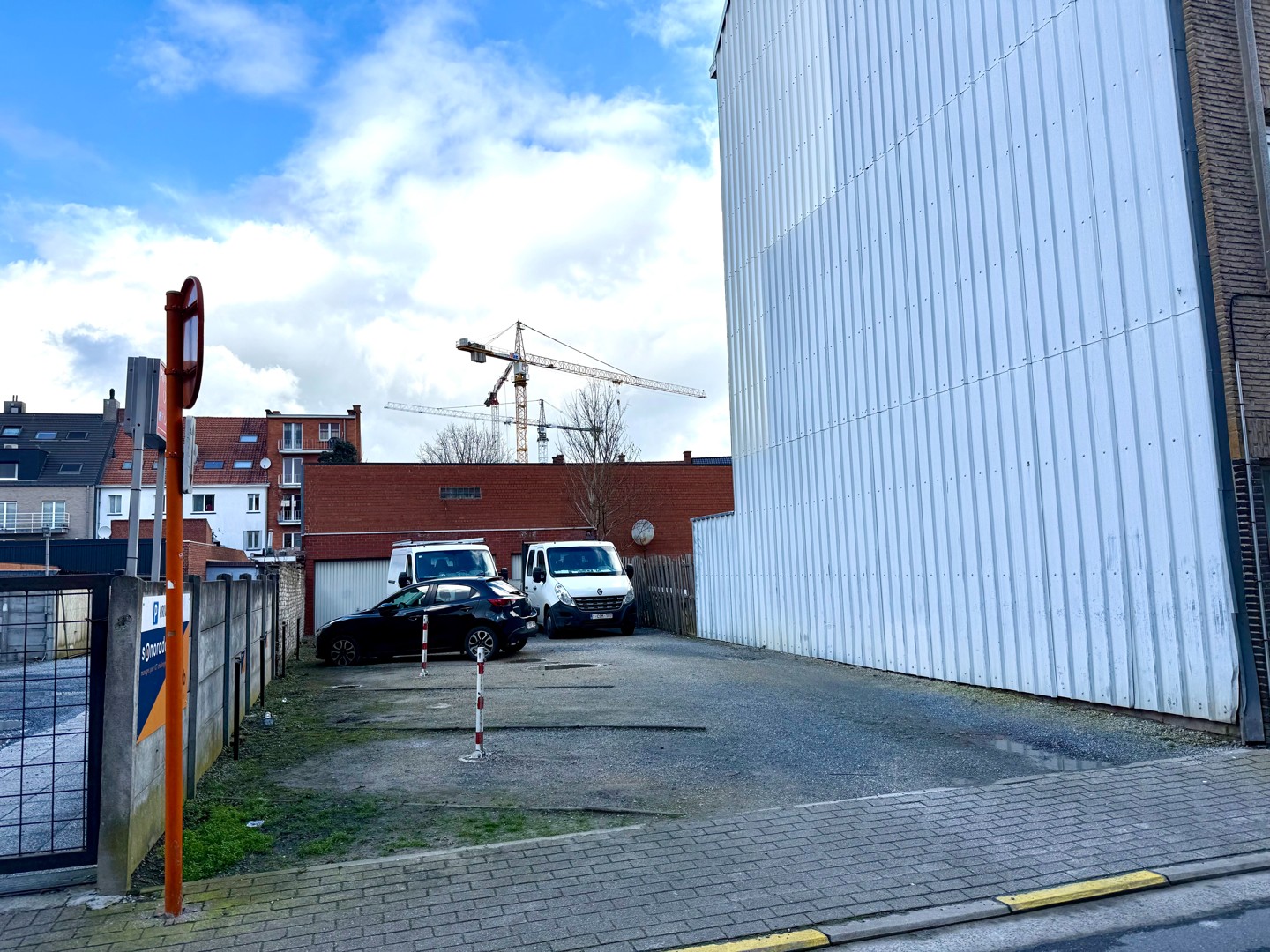Bouwgrond met garages en parkeerplaatsen in centrum Deinze - foto 3