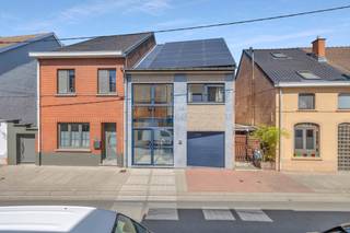 Voor meer info of een bezoek, bel 054 69 39 34 - Op een centrale locatie in Liedekerke bevindt zich deze instapklare woning. Winkels, scholen en...