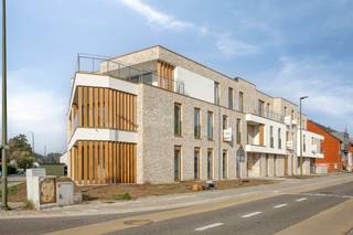 <p>Welkom in Residentie Anna! Oplevering september 2026.<br /><br />Pal in het centrum van Tielt-Winge vinden we de nieuwe residentie Anna. Op zondag te voet naar de bakker? Op deze locatie kan dat! Met verschillende <strong>faciliteiten op wandelafstand</strong> en een <strong>vlotte busverbinding</strong> tussen Tienen en Aarschot, biedt Anna je de ideale uitvalsbasis. Nood aan rust? Op slechts enkele minuten wandelen of fietsen sta je in het bos of tussen de velden. <br /><br />Het aspect duurzaamheid werd geïntegreerd in elke mogelijke vorm. Om enkele zaken op te sommen: <strong>vloerverwarming</strong> aangedreven door een lucht-water <strong>warmtepomp</strong>, regenwaterrecuperatie, <strong>vloerkoeling</strong>, ventilatiesysteem D met warmterecuperatie, <strong>zonnepanelen, </strong>volledig aangelegde basisinfrastructuur voor een laadpaal, ... Kortom, aan alles werd gedacht. <br /><br />Modern, tijdloos en duurzaam: dat is waar Anna voor staat. Het samenspel van de gevel uit lichte baksteen met houten elementen, en de strakke architecturale lijnen met <strong>grote raampartijen</strong>, voorzien elk appartement van een knappe eigentijdse uitstraling. <br /><br />Het gebouw bestaat uit 12 appartementen en 1 handelsruimte. Bij de appartementen is er de keuze uit 2-slaapkamers en 3-slaapkamers, telkens met zeer ruime terrassen. <br /><br />Benieuwd naar de plannen en afwerkingsmaterialen? Vraag vrijblijvend meer info via 0485 62 36 78 of via nieuwbouw@living-stone.be</p>