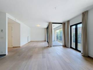 This beautiful apartment in the 'Lievehof' residence is located along the Sint Antoniuskaai and the elegant Sint Antoniushof. Living in an oasis of peace just 1 km from the center of Ghent as well as the Korenmarkt, Vrijdagmarkt and the Gravensteen.<br /><br />Apartment layout:<br /><br />Entrance hall with built-in closets - toilet - storage - living room - kitchen - terrace - bathroom - bedroom 1 with built-in wardrobes - bedroom 2 with built-in wardrobes and 2 extra folding beds - basement storage - bicycle storage.<br /><br />A garage box can be rented for €125.00 per month.<br /><br />The common costs in the form of a commission are €75.00 per month and are used to maintain the common parts.<br /><br />Available immediately! 