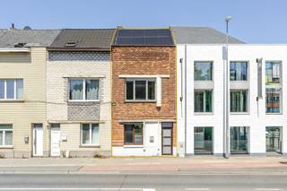 <p><span>Op een centrale locatie langs de Brusselse Steenweg in Aalst bieden wij deze charmante starterswoning aan met een bewoonbare oppervlakte van 119 m². De woning combineert reeds gerenoveerde leefruimtes met een dakverdieping die nog wacht op de persoonlijke afwerking van de nieuwe eigenaar, ideaal voor starters op zoek naar karakter én toegevoegde waarde. De ligging is uitstekend: vlot bereikbaar via autostrade (E40) en de ring rond Aalst, op wandelafstand van winkels, horeca en openbaar vervoer, met bovendien een parkeerplaats.</span></p><p><span>Het gelijkvloers biedt een ruime inkomhal met bergkasten, een lichtrijke leefruimte met zithoek en eethoek, en een volledig ingerichte keuken met kookplaat, vaatwasmachine, dampkap en oven, verlicht door een lichtkoepel. Een praktische wasplaats en apart toilet sluiten hierop aan.</span></p><p><span>Boven bevinden zich twee ruime slaapkamers en een volledig betegelde badkamer met ligbad, toilet en wastafel. De dakverdieping is een casco ruimte met dakvenster, reeds geïsoleerd en nog naar smaak in te kleden. Ideaal voor een extra kamer, bureau of hobbyruimte. Een kelder zorgt voor extra berging.</span></p><p><span>Troeven: centrale ligging, parkeerplaats, ingerichte keuken en badkamer, zonnepanelen, conforme elektriciteit, uitbreidbare dakverdieping, EPC C.</span></p><p><span>Mis deze kans niet om eigenaar te worden van een goed onderhouden woning op een toplocatie! </span><span>Voor meer informatie en/of een bezoek, contacteert u Wout van Immo Zone op het nummer 0479/ 18. 38. 35.</span></p><p><span> </span></p><p><span> </span></p>