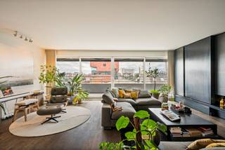 Op zoek naar de ultieme Antwerpse lifestyle? Dit adembenemende duplex-penthouse in een kleinschalig gebouw biedt een zeldzame combinatie van luxe, rust en een werkelijk fenomenaal uitzicht op het MAS, Schelde en Havenhuis. 't Eilandje is de meest hippe en gezochte buurt van Antwerpen. Hier geniet u van een unieke, maritieme sfeer. Levendige terrasjes, toprestaurants en gezellige koffiebars liggen aan uw voeten. <br />Niveau 1:<br />Via de lift betreedt u rechtstreeks de lichtrijke leefruimte met stijlvolle ingebouwde kasten en een uitklapbaar tv-systeem dewelke is volledig weg te werken in de kast. Volledig geïnstalleerde keuken met aansluitend een praktische berging. Toegang tot riant terras met uitzonderlijk uitzicht op het MAS en het water. Comfortabele master bedroom met ensuite badkamer <br />Niveau 2: <br />Grote polyvalente ruimte, ideaal als extra slaapkamer, lounge of thuiskantoor omringd door maatkasten. Toegang tot een gigantisch dakterras met een onbetaalbaar, panoramisch uitzicht op het water en het MAS. Dé perfecte plek voor een aperitief bij zonsondergang.<br />Troeven: <br />- Uitzonderlijke terrassen met zicht op het MAS en water <br />- Gelegen op de hipste buurt van Antwerpen ‘t eilandje <br />- Mogelijkheid tot aankoop autostaanplaats in het gebouw met laadpaal