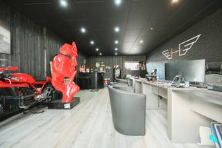 Ontdek deze unieke eigendom in Lendelede, op een boogscheut van het centrum, waar wonen en werken naadloos samenkomen. Achteraan de woning...