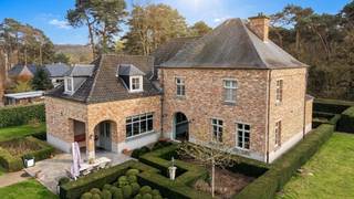 Zeer rustig gelegen stijlvolle luxe villa op 36 are met  mooie aangelegde tuin en bijgebouw met overdekt terras. Gelegen aansluitend op uitgestrekt beschermd natuur- en wandelgebied. West georiënteerd. <br />Omvat: ruime kelder (82 m2 ) met wijnkelder, opslag en hobby of werkplaats - inkomhal met vestiaire en wc, living 41m² met haard en parket, volledig ingerichte keuken met eethoek 23m², koele berging, wasplaats, dubbele garage, bureel 24m², 4 slaapkamers met parket, 2 bad-of douchekamers, 2 dressings. 2 slaapkamers vormen thans ruime studio, geschikt voor inwoon van extra familielid of dienstpersoneel.<br />Stijlvolle luxe afwerking. Zeer goede staat en instapklaar. Bouwjaar 2006. CV met mazout. Epc: 137 kWh/m² jaar - energielabel B - UC:3832672-RES-1.  Ki 3.057 euro. <br />Voorzien van zonnepanelen (5.740 Wpiek) en thuisbatterij van 12kWh.<br />Totale vloeropp: villa 400m² + 28m² bijgebouw + kelders + bergzolder.<br />    Prachtige tuin, omhaagd voor privacy, en tuinhuis plus aparte ruimte voor tuinbenodigdheden.<br />Aansluitend bij de terrassen, een met strodak overkapte ruimte, ideaal voor BBQ of zomerse buitenmaaltijden<br />Stedenbouw info in aanvraag (woongebied - zijtuin in agrarisch gebied).<br /> 