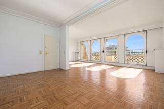Op de 6e en bovenste verdieping van een karakteristiek gebouw van architect Jean Debernardi biedt dit penthouse van ±120 m² ruime en lichte ruimtes, op een steenworp afstand van de begraafplaats van Elsene en het Bos van de Cambre.<br /><br />Het appartement valt op door zijn architectonische karakter, de mooie verhoudingen en de buitenruimtes. Het beschikt over twee slaapkamers en twee terrassen met een prachtig uitzicht, die een aangename uitbreiding vormen van de leefruimtes en een mooie verbinding met de omgeving bieden.<br /><br />Het geheel behoeft enige modernisering en biedt een mooie kans voor liefhebbers van karaktervolle woningen die op zoek zijn naar een bovenste verdieping met persoonlijkheid, in een gewilde woonwijk van Elsene.<br /><br />Garagebox (+ 30.000 €) VERPLICHT – EPC E – Dubbele beglazing – Lift<br /><br /><span>Appartement 6e (links):</span><br /><br />
<ul>
<li>Entreehal die uitkomt op een woonkamer van ± 40 m²</li>
<li>Terras van ± 10 m² (zuidwest)</li>
<li>Slaapgedeelte dat leidt naar:
<ul>
<li>Toilet</li>
<li><strong>Slaapkamer 1</strong> van ± 12 m² (ook toegang tot het terras)</li>
</ul>
</li>
</ul>
<ul>
<li>Slaapgedeelte met toegang tot:
<ul>
<li>Inloopkast</li>
<li>Badkamer</li>
<li><strong>Slaapkamer 2 </strong>van ± 20 m²</li>
</ul>
</li>
</ul>
<ul>
<li>Opbergruimte die uitkomt op de keuken</li>
<li>Achterterras van ± 10 m²</li>
</ul>
<span>In de kelder:</span><br /><br />Kelders nr.: 39 + 23 + 48<br /><br />Garagebox nr. 74