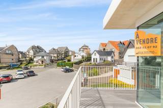 Geniet van luxe en duurzaamheid in dit prachtig nieuwbouwappartement op wandelafstand van de zee. De royale living met moderne open keuken vormt een lichtrijk geheel, dat naadloos aansluit op het grote terras voor een optimaal vakantiegevoel. Dit energiezuinige appartement is klaar voor de toekomst dankzij een EPC A-attest en geothermische verwarming. Met twee ruime slaapkamers, een praktische aparte berging en een gemeenschappelijke fietsenberging is aan alle comfort gedacht. Bovendien is er de mogelijkheid tot de aankoop van een garage. Een unieke kans op een stijlvolle en zorgeloze thuis aan de kust!