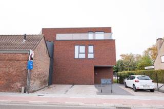 Ruim appartement met ruim terras van 21,5 m² en parkeerplaats te Sint-Eloois-Vijve. <br />Het appartement bevat een ruime leefruimte met open ingerichte keuken (voorzien van inbouwtoestellen), er zijn 3 bergingen/wasplaats aanwezig, 2 slaapkamers, 1 badkamer (met douche en lavabo), toilet apart en een autostaanplaats.<br />Interessant epc: 64 kwh/m²<br /><br />Syndickosten inbegrepen!
